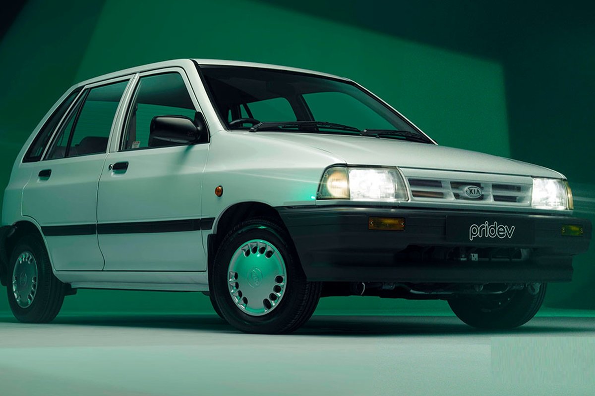 سبقت جنجالی پراید از خودروهای میلیاردی در خیابان فرشته تهران