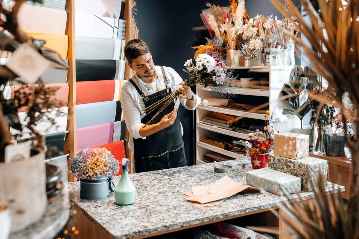 تزئینکار گلفروشی چقدر دستمزد میگیرد؟