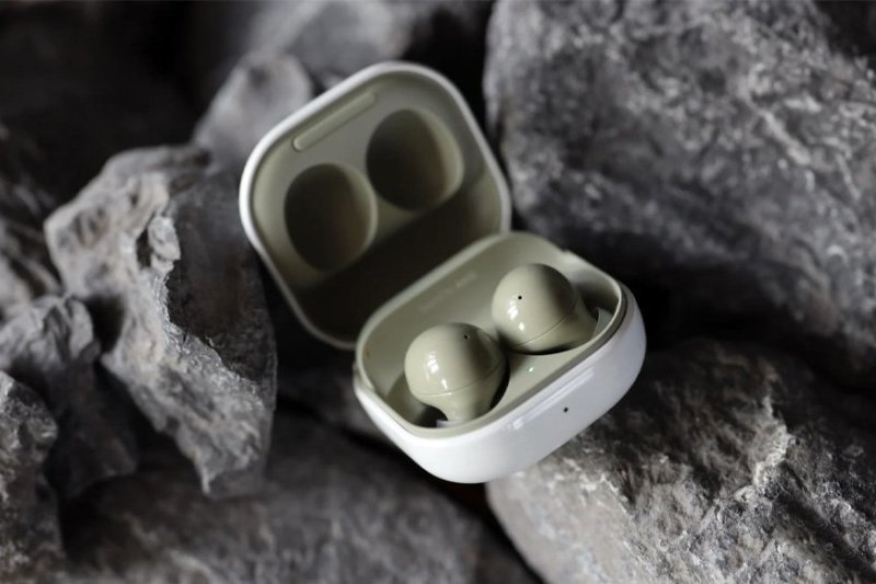 راهنمای خرید ایربادز؛ برادرکشی به سبک سامسونگ