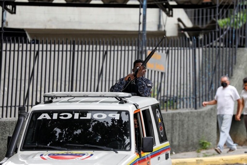 ماشین پلیس این کشور ایرانی از آب درآمد! (عکس)