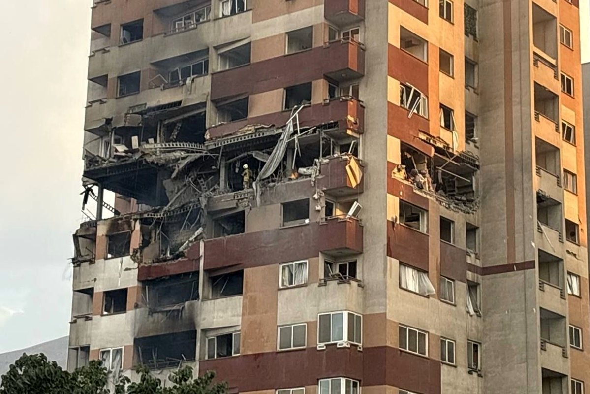 زنده پیدا شدن سه نفر از زیر آوار در تهران (فیلم)