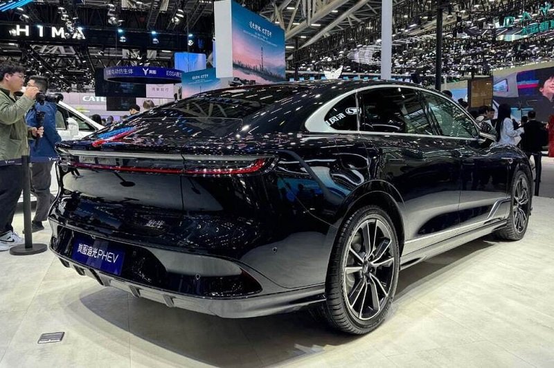 وویا فری؛ گران‌ترین شاسی‌بلند چینی در ایران رونمایی شد