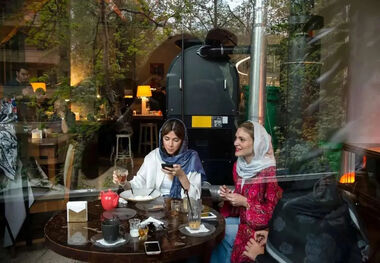 کافه‌نشینی زیر فشار گرانی
