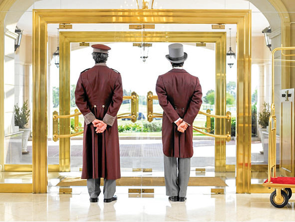 چه کسی جرات دارد یک شب در هتل بخوابد؟