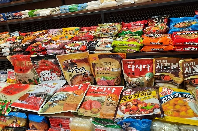 جولان دلار در بقالی‌ها/ فروش خوراکی‌ خارجی به دلار