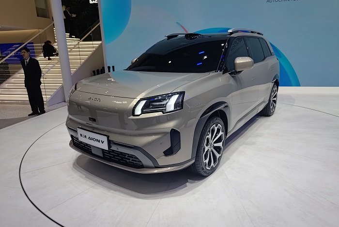 آیون وی پلاس؛ تاکسی‌سواری در تهران با شاسی‌بلند برقی!