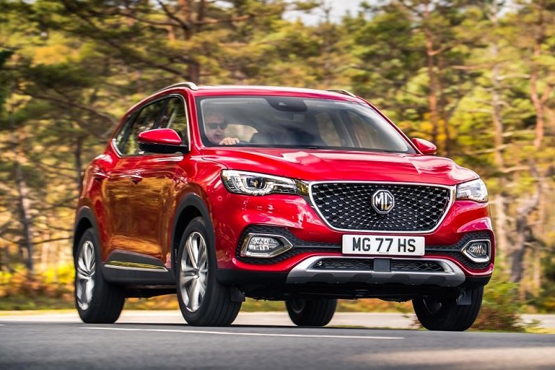 مقایسه‌ تویوتا راوفور و ام‌جی HS؛ دوئل شاسی‌بلندهای ژاپنی و چینی‌