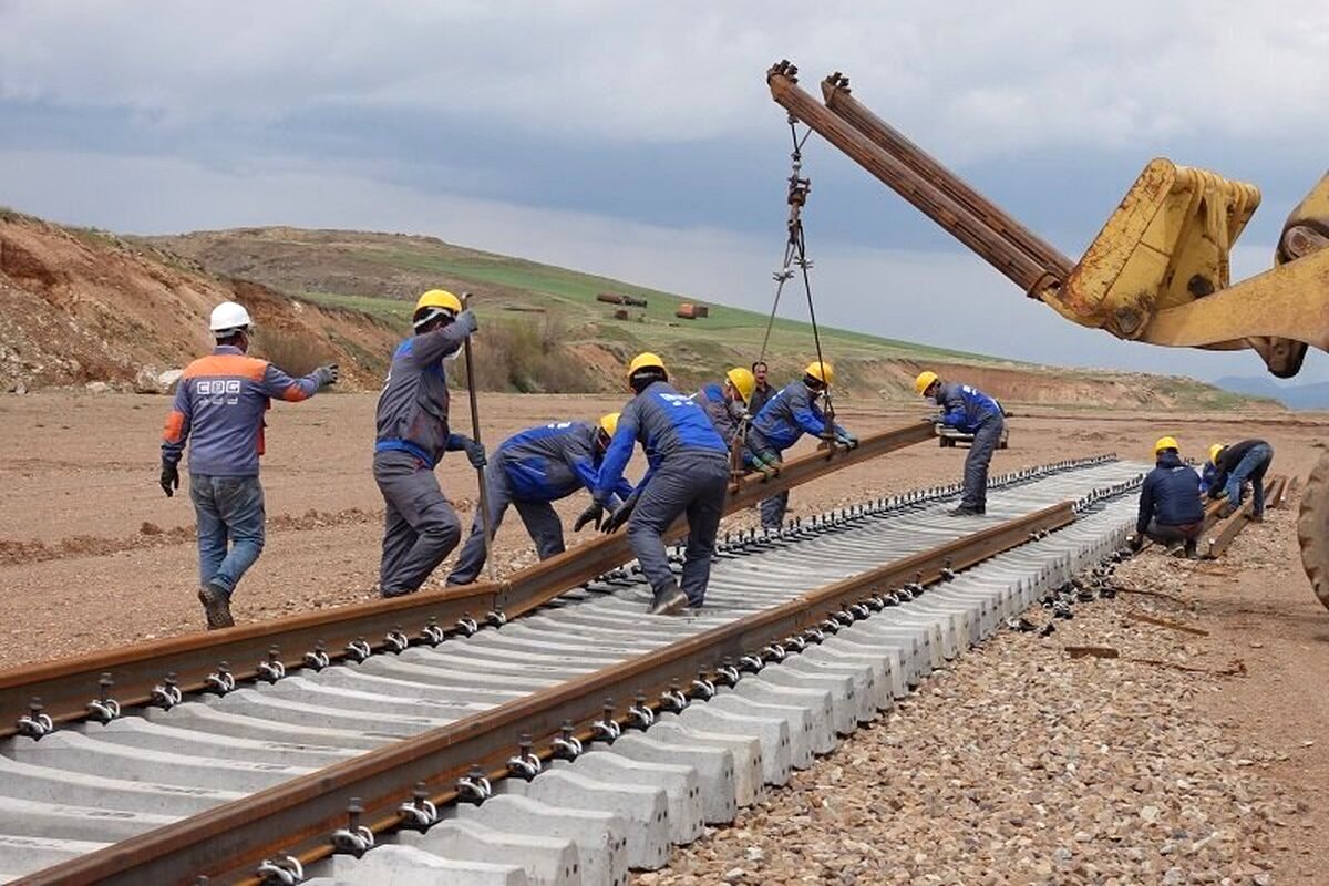 چرا کارگران راهآهن حقوق کمتری دریافت میکنند؟